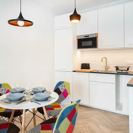 Rondo Wiatraczna By Renters Apartment