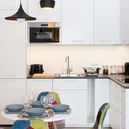 Rondo Wiatraczna By Renters *